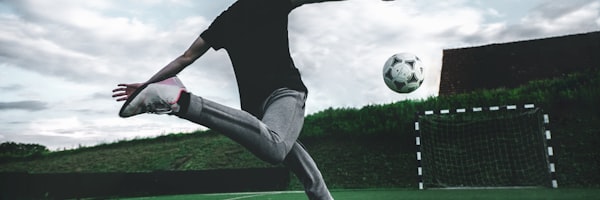 体育赛事直播现场画面 - 观众席与球场